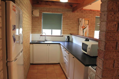 Kestrel Chalets - Accommodation Gladstone 10