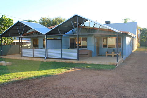 Kestrel Chalets - Accommodation Gladstone 14