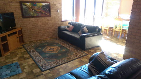 Kestrel Chalets - Accommodation Gladstone 6