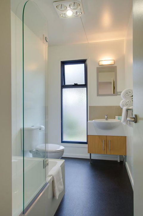 Swansea Beach Chalets - Accommodation Gladstone 9