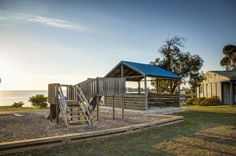 Swansea Beach Chalets - Accommodation Gladstone 37