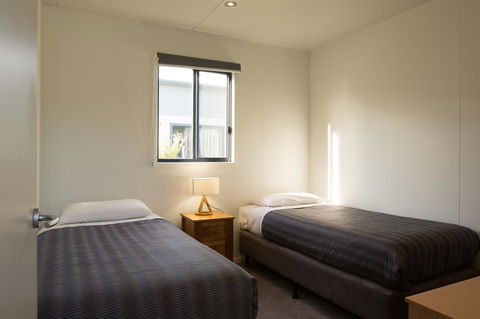 Swansea Beach Chalets - Accommodation Gladstone 3