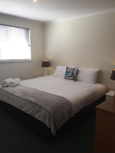 Old Pier Apartments - Accommodation Gladstone 9
