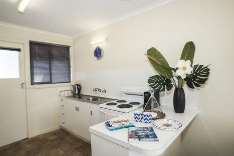 Old Pier Apartments - Accommodation Gladstone 13