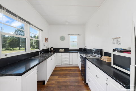 Giants Table And Cottages - Accommodation Gladstone 28
