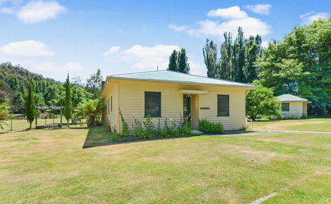 Giants Table And Cottages - Accommodation Gladstone 3