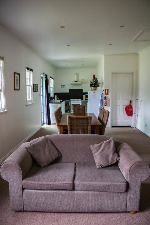 Giants Table And Cottages - Accommodation Gladstone 5