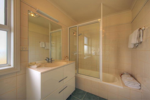 Stanley Village Waterfront Accommodation - Accommodation Gladstone 11
