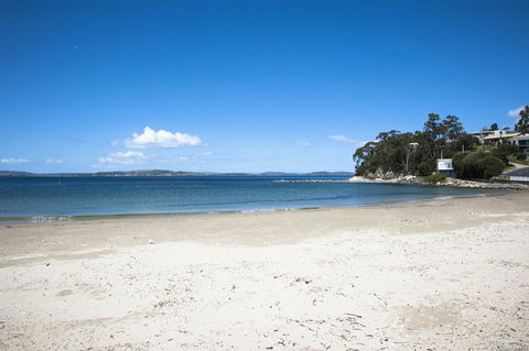 On The Beach Waterfront Apartment - Accommodation Gladstone 16