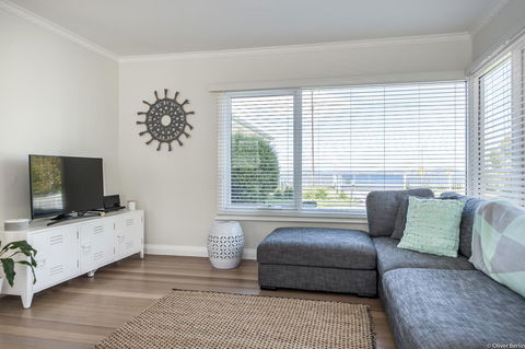 On The Beach Waterfront Apartment - Accommodation Gladstone 3