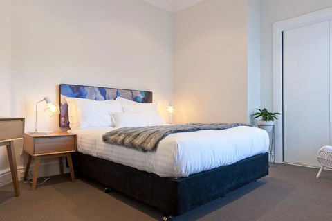 On The Beach Waterfront Apartment - Accommodation Gladstone 9