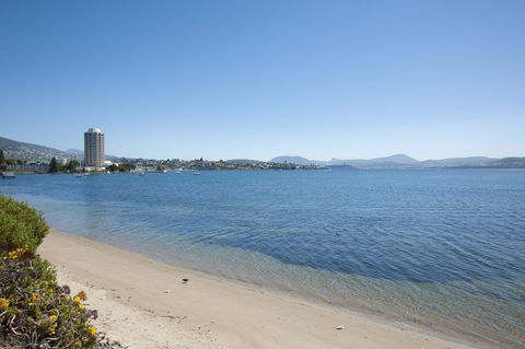 Sandy Bay Waterfront Home - Accommodation Gladstone 0