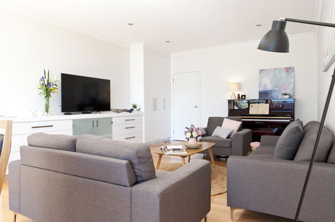 Sandy Bay Waterfront Home - Accommodation Gladstone 27