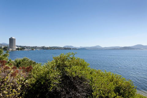Sandy Bay Waterfront Home - Accommodation Gladstone 14