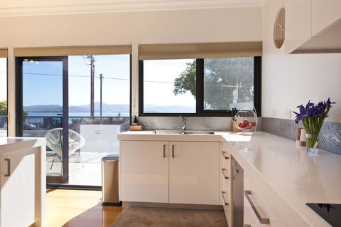 Sandy Bay Waterfront Home - Accommodation Gladstone 13