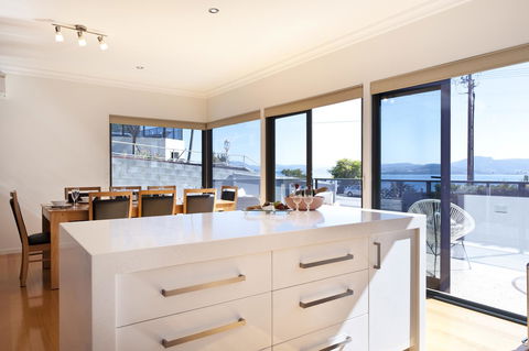 Sandy Bay Waterfront Home - Accommodation Gladstone 20