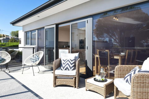 Sandy Bay Waterfront Home - Accommodation Gladstone 5