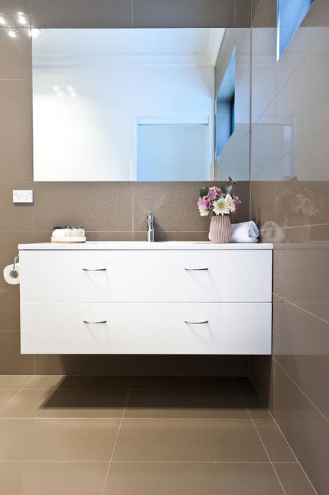 Sandy Bay Waterfront Home - Accommodation Gladstone 23