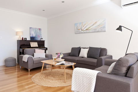 Sandy Bay Waterfront Home - Accommodation Gladstone 37