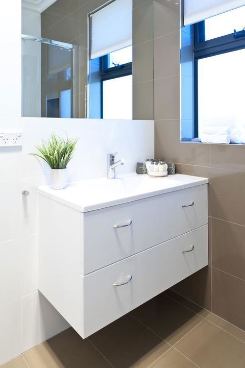 Sandy Bay Waterfront Home - Accommodation Gladstone 34