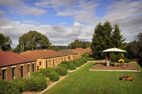 Country Club Villas - Accommodation Gladstone 0
