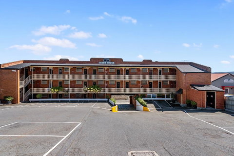 Coach House Launceston - Accommodation Gladstone 1