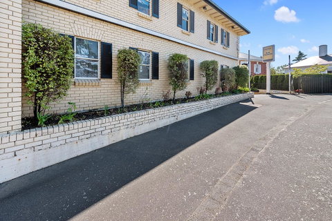 Coach House Launceston - Accommodation Gladstone 2