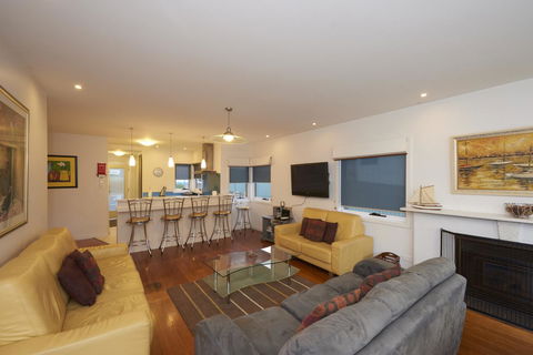 Bridport Holiday Rental - Accommodation Gladstone 2