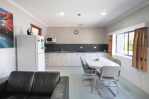 Georges Bay Apartments - Accommodation Gladstone 38