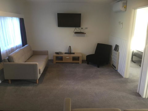 Georges Bay Apartments - Accommodation Gladstone 29