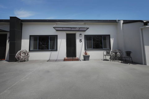 Georges Bay Apartments - Accommodation Gladstone 31