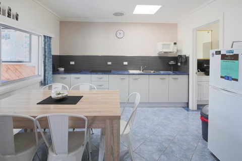 Georges Bay Apartments - Accommodation Gladstone 36