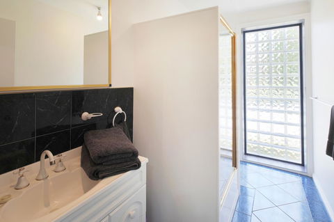 Georges Bay Apartments - Accommodation Gladstone 30