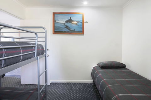 Georges Bay Apartments - Accommodation Gladstone 33