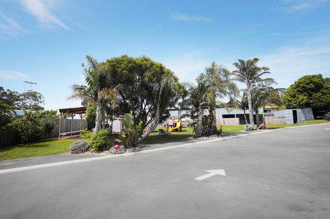 Georges Bay Apartments - Accommodation Gladstone 43
