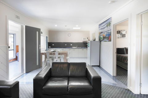 Georges Bay Apartments - Accommodation Gladstone 34