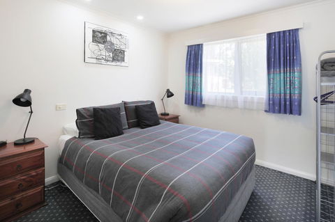 Georges Bay Apartments - Accommodation Gladstone 37