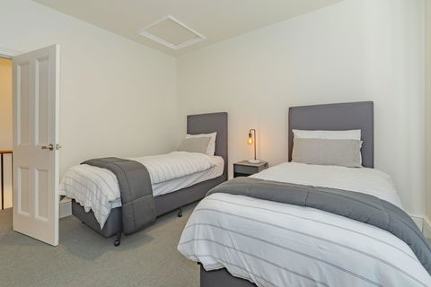 4 Bedroom House - Hobart CBD - Free Parking - Free WIFI - Accommodation Gladstone 13