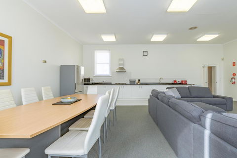 4 Bedroom House - Hobart CBD - Free Parking - Free WIFI - Accommodation Gladstone 16