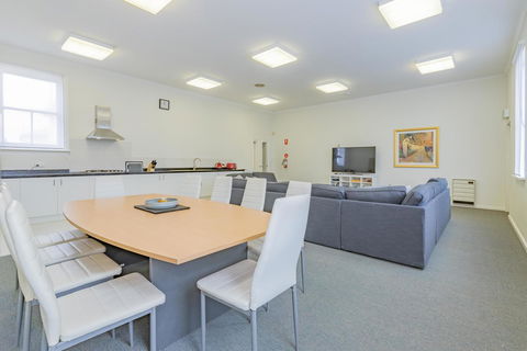 4 Bedroom House - Hobart CBD - Free Parking - Free WIFI - Accommodation Gladstone 0