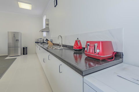 4 Bedroom House - Hobart CBD - Free Parking - Free WIFI - Accommodation Gladstone 2