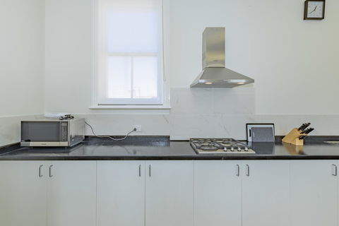 4 Bedroom House - Hobart CBD - Free Parking - Free WIFI - Accommodation Gladstone 8