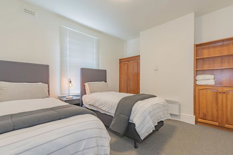 4 Bedroom House - Hobart CBD - Free Parking - Free WIFI - Accommodation Gladstone 1