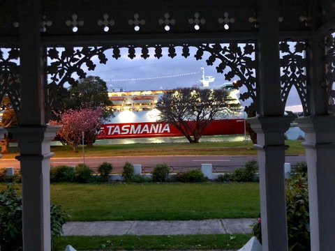 Riverbank Villa - Accommodation Gladstone 0