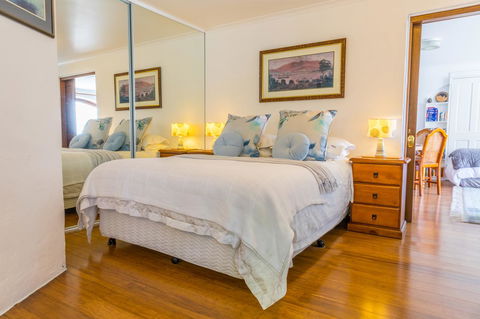 Million Dollar Views - Accommodation Gladstone 25