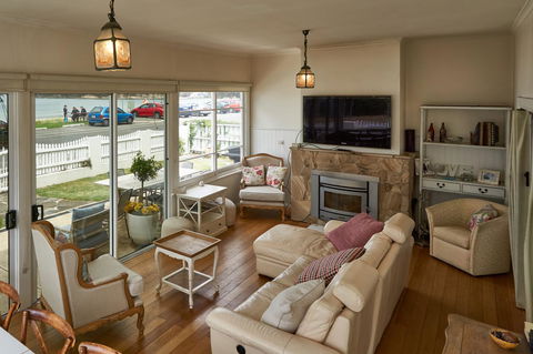 The Ultimate Beach House - Accommodation Gladstone 3