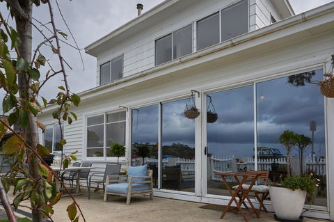 The Ultimate Beach House - Accommodation Gladstone 4