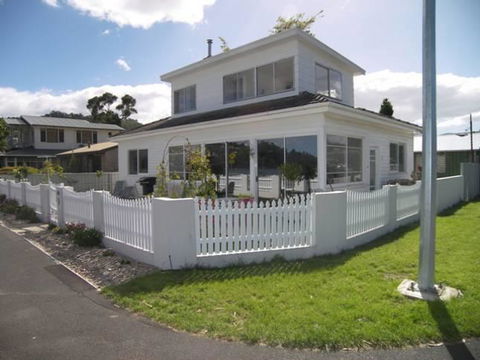 The Ultimate Beach House - Accommodation Gladstone 10
