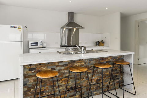 170 Hazards View Drive - Unit 2 - Accommodation Gladstone 4