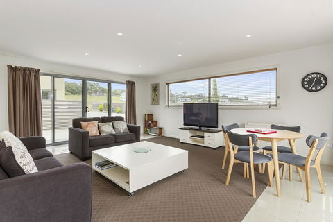 170 Hazards View Drive - Unit 2 - Accommodation Gladstone 5